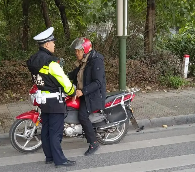 查處酒駕，只為大家的出行保駕護(hù)航